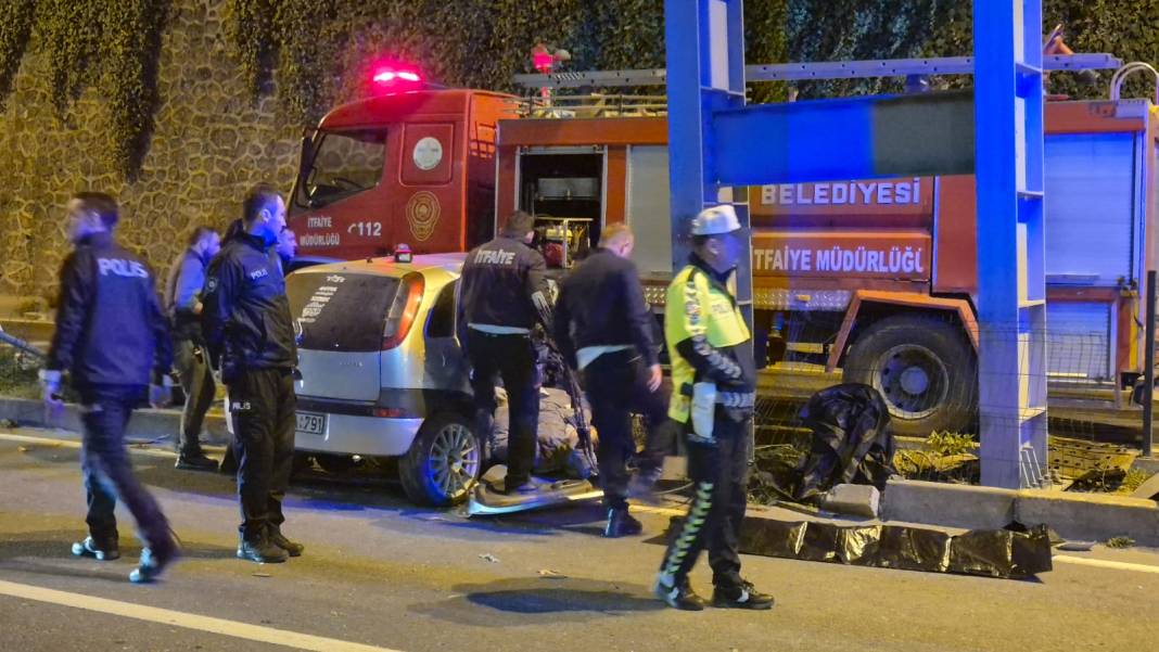 Ereğli Yolu’nda feci kaza! Otomobil üstgeçide saplandı: 2 ölü 7